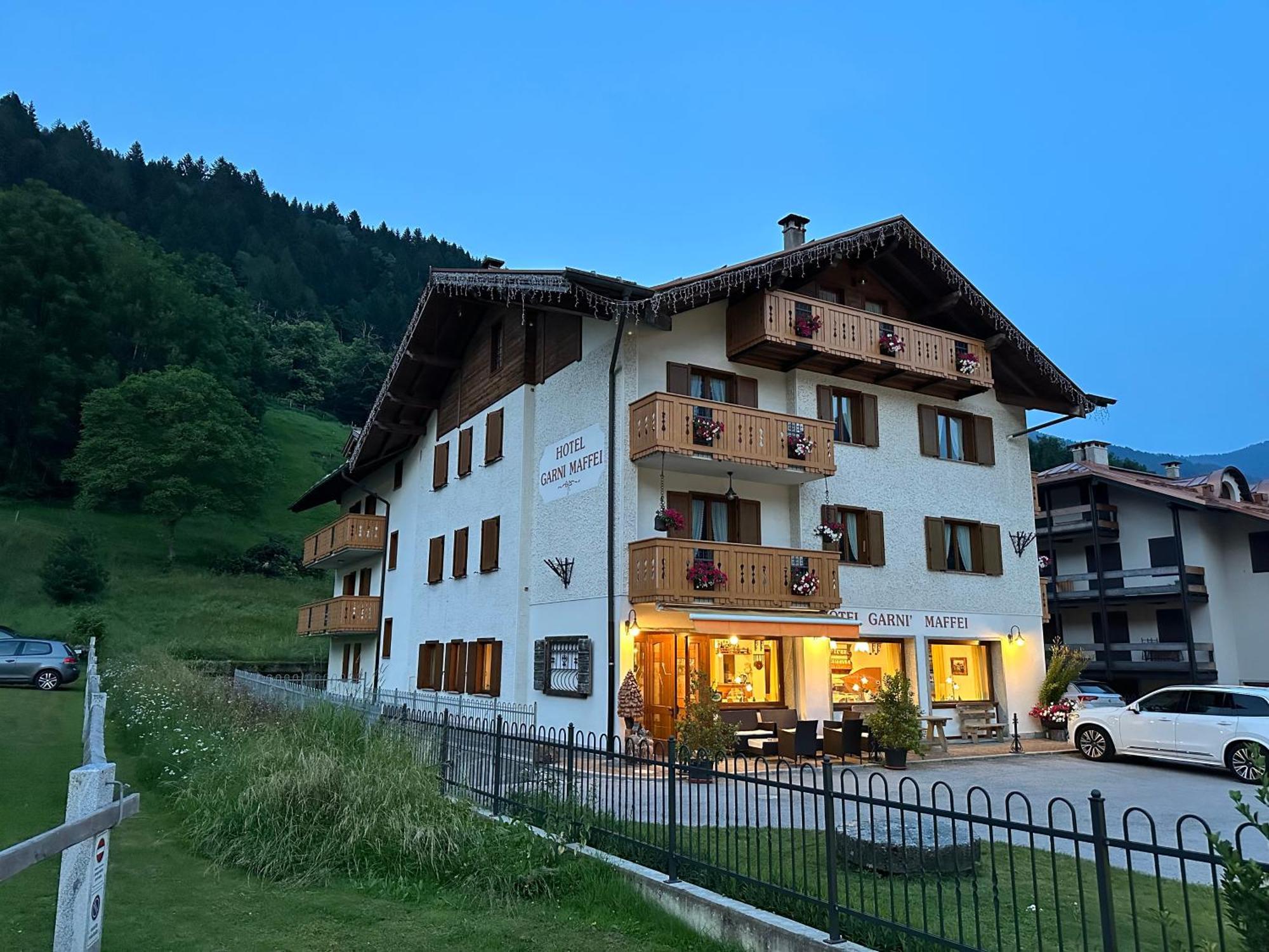 Hotel Garni Maffei Pinzolo Exteriör bild